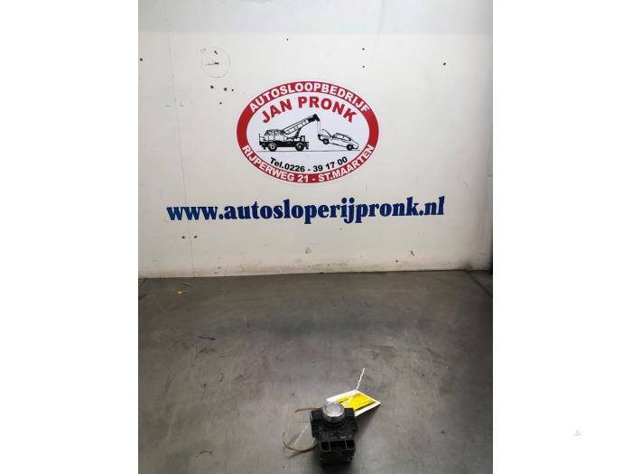 Używane Przelacznik Mercedes C (W204) 1.8 C-180 CGI 16V Cena € 40,00 Procedura marży oferowane przez Autosloopbedrijf Jan Pronk B.V.