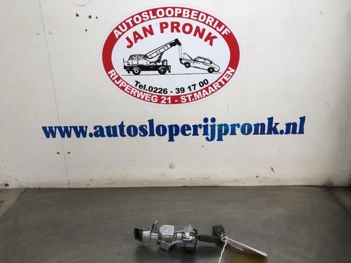 Używane Stacyjka + Kluczyk Ford C-Max (DXA) 1.0 Ti-VCT EcoBoost 12V 125 Cena € 40,00 Procedura marży oferowane przez Autosloopbedrijf Jan Pronk B.V.