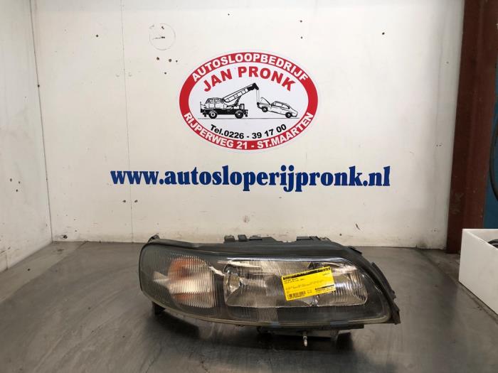 Używane Reflektor prawy Volvo XC70 (SZ) XC70 2.4 T 20V Cena € 50,00 Procedura marży oferowane przez Autosloopbedrijf Jan Pronk B.V.