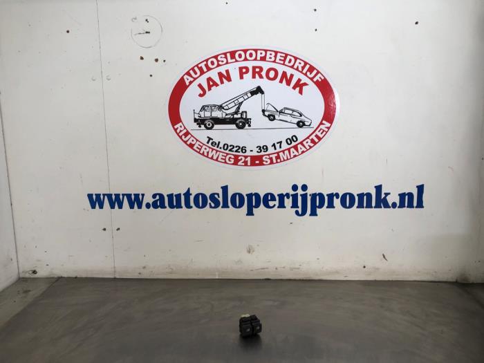 Usados Interruptor de ventanilla eléctrica Renault Clio IV (5R) 0.9 Energy TCE 90 12V Precio € 10,00 Norma de margen ofrecido por Autosloopbedrijf Jan Pronk B.V.