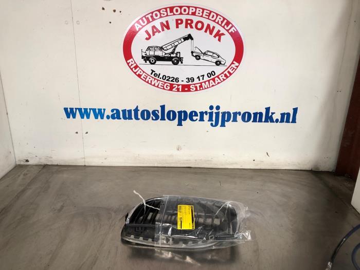 Używane Grill BMW 3 serie Touring (E91) 318i 16V Cena € 20,00 Procedura marży oferowane przez Autosloopbedrijf Jan Pronk B.V.