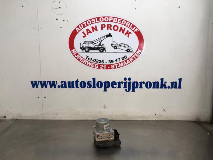 Usagé Pompe ABS Nissan Leaf (ZE0) Leaf Prix € 75,00 Règlement à la marge proposé par Autosloopbedrijf Jan Pronk B.V.