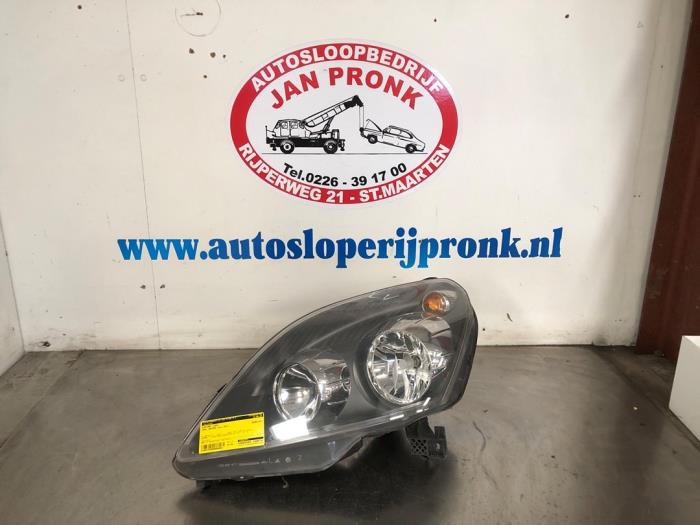 Używane Reflektor lewy Opel Zafira (M75) 1.8 16V Ecotec Cena € 60,00 Procedura marży oferowane przez Autosloopbedrijf Jan Pronk B.V.