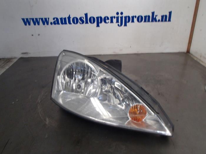 Headlight, right from a Ford Focus 1 Wagon 1.4 16V 2002