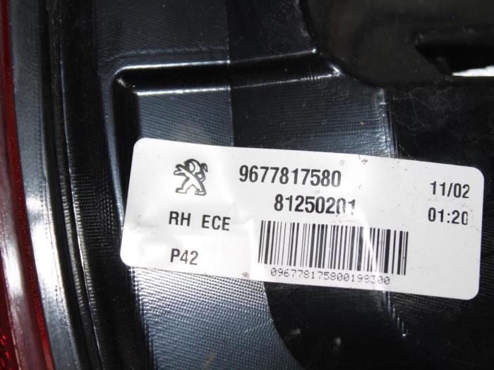 Rücklicht rechts van een Peugeot 308 (L3/L8/LB/LH/LP) 1.2 12V e-THP PureTech 110 2015