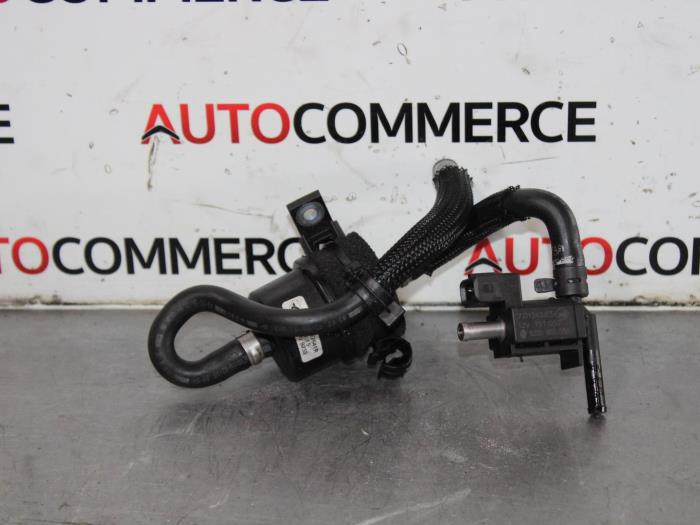 Begagnade Extra vattenpump Renault Clio IV (5R) 0.9 Energy TCE 90 12V Pris € 15,00 Marginaltabell erbjuds av Autocommerce