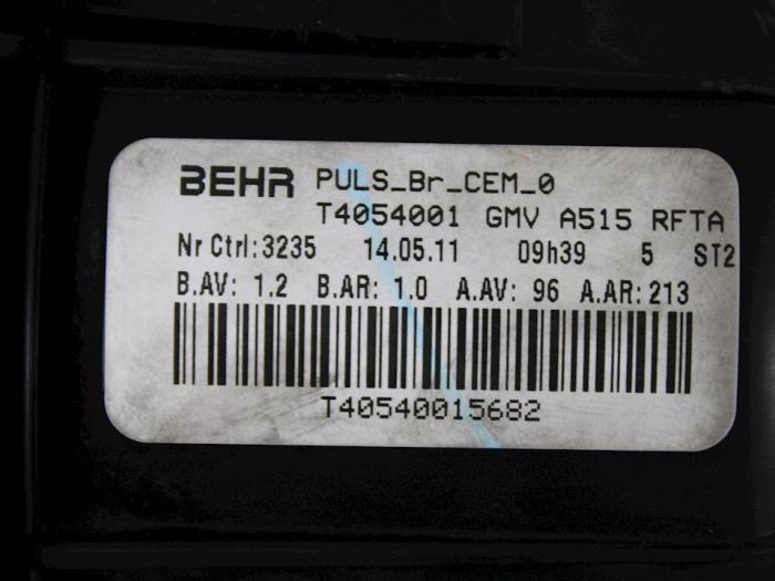 Heating and ventilation fan motor from a Citroën DS3 (SA) 1.6 Blue HDi 115 16V 2015