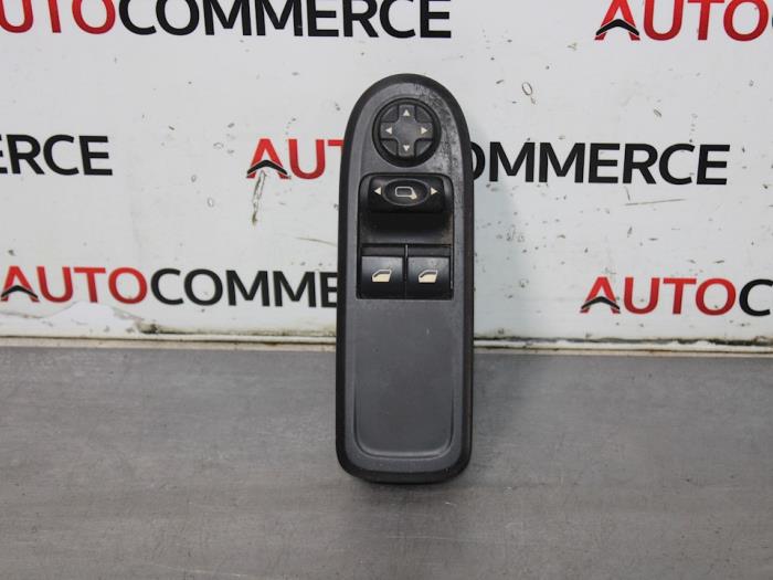 Usados Interruptor de ventanilla eléctrica Peugeot 308 (4A/C) 1.6 HDi Precio € 20,00 Norma de margen ofrecido por Autocommerce