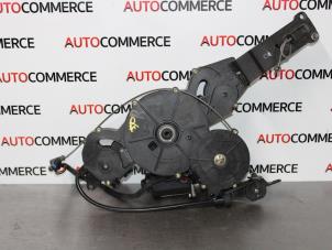 Used Sliding door motor, right Peugeot 807 2.0 16V Price on request offered by Autocommerce
