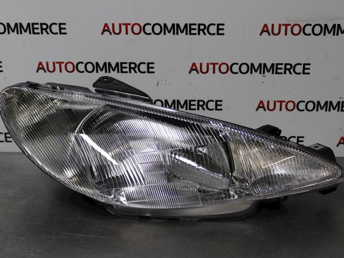 Headlight, right from a Peugeot 206 (2A/C/H/J/S) 1.4 HDi 2001