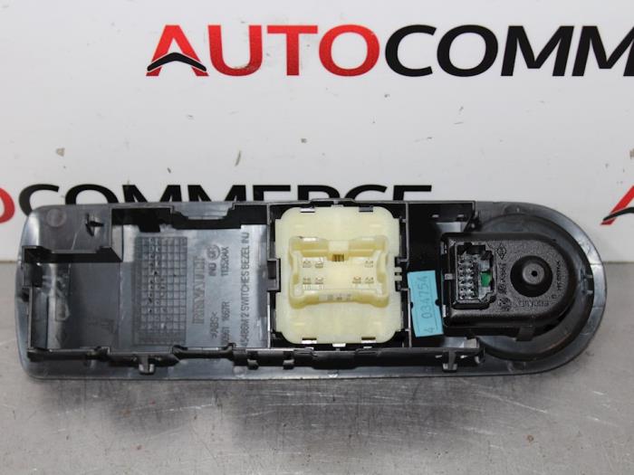 Electric window switch from a Renault Clio IV (5R) 1.5 Energy dCi 90 FAP 2015