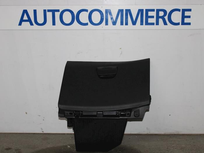 Begagnade Handskfack Peugeot 208 I (CA/CC/CK/CL) 1.4 HDi Pris € 30,00 Marginaltabell erbjuds av Autocommerce