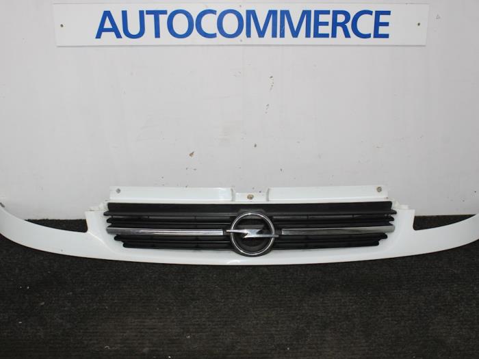 Używane Grill Opel Vivaro 1.9 DI Cena na żądanie oferowane przez Autocommerce