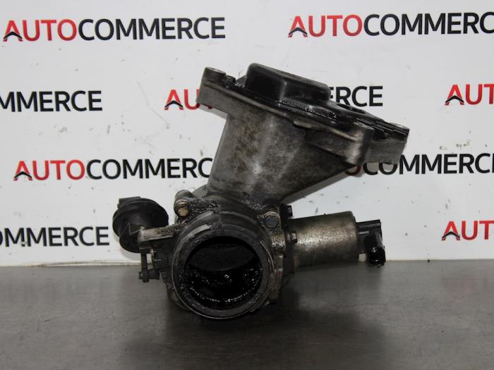 Throttle body from a Renault Espace (JK) 2.2 dCi 16V 2003