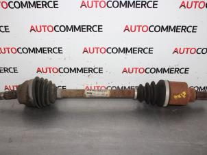 Begagnade Drivaxel, vänster fram Peugeot 207/207+ (WA/WC/WM) 1.6 16V VTi Pris € 75,00 Marginaltabell erbjuds av Autocommerce