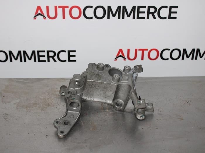Usagé Support dynamo haut Peugeot 308 (L3/L8/LB/LH/LP) 1.6 BlueHDi 100 Prix € 30,00 Règlement à la marge proposé par Autocommerce