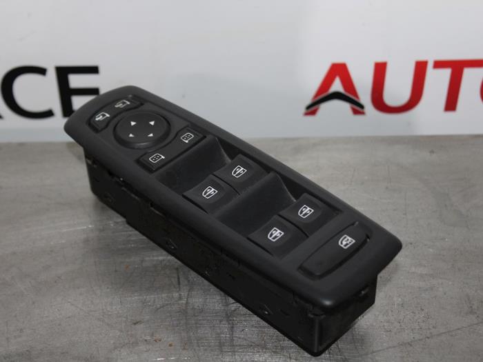 Usados Interruptor de ventanilla eléctrica Renault Fluence (LZ) 1.5 dCi 105 Precio € 50,00 Norma de margen ofrecido por Autocommerce