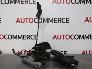 Używane Mechanizm blokady drzwi lewych przednich wersja 4-drzwiowa Renault Fluence (LZ) 1.5 dCi 105 Cena € 35,00 Procedura marży oferowane przez Autocommerce