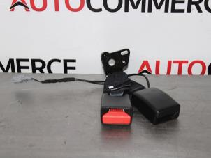 Used Rear seatbelt buckle, centre Renault Clio IV (5R) 0.9 Energy TCE 90 12V Price € 20,00 Margin scheme offered by Autocommerce