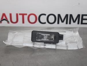 Nowe Oswietlenie tablicy rejestracyjnej Peugeot 208 Cena € 15,00 Z VAT oferowane przez Autocommerce
