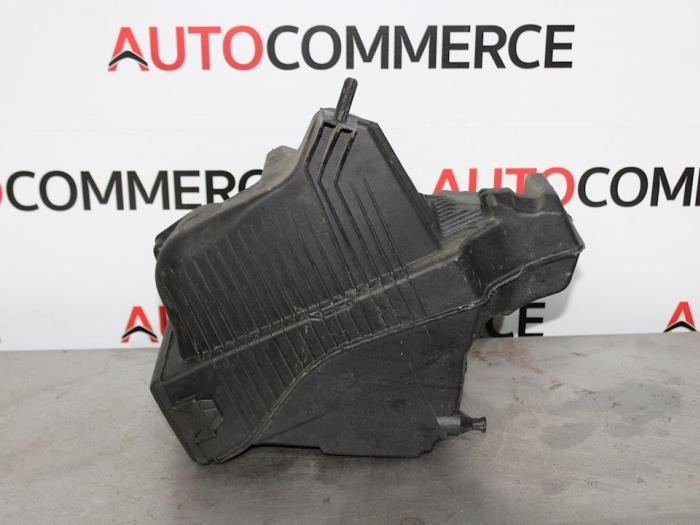 Air box from a Renault Clio III (BR/CR) 1.5 dCi FAP 2011