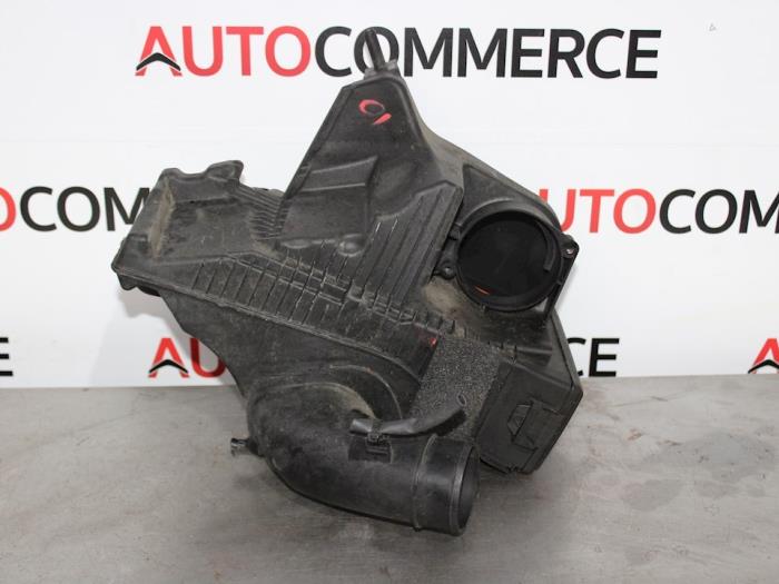 Air box from a Renault Clio III (BR/CR) 1.5 dCi FAP 2011