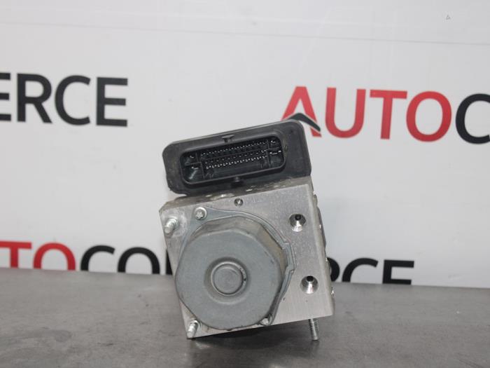 Usagé Pompe ABS Renault Clio IV Estate/Grandtour (7R) 1.2 16V Prix € 135,00 Règlement à la marge proposé par Autocommerce