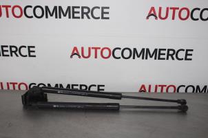 Used Set of tailgate gas struts Renault Clio IV (5R) 1.2 16V Price € 20,00 Margin scheme offered by Autocommerce