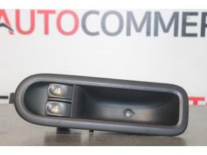 Usagé Commutateur vitre électrique Renault Twingo II (CN) 1.2 16V Prix € 20,00 Règlement à la marge proposé par Autocommerce