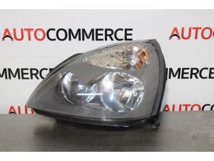 Używane Reflektor prawy Renault Clio II (BB/CB) 1.4 16V Cena na żądanie oferowane przez Autocommerce