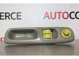 Usagé Commutateur vitre électrique Renault Twingo (C06) 1.2 Prix sur demande proposé par Autocommerce