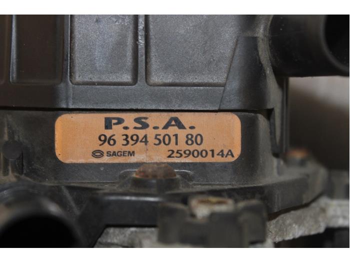 Secondary pump from a Citroën C5 I Berline (DC)  2003