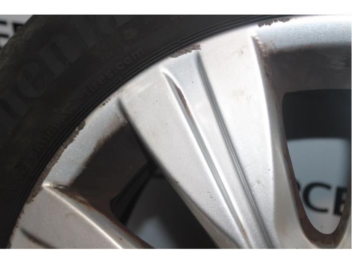 Wheel + tyre from a Citroën C3 Picasso (SH) 1.6 16V VTI 120 2011
