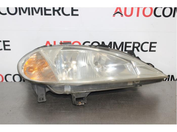Używane Reflektor prawy Renault Megane (EA) 1.6 16V Sport Cena na żądanie oferowane przez Autocommerce