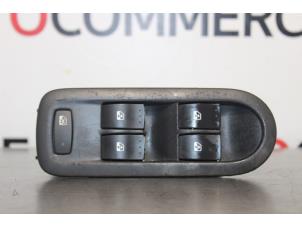 Usados Interruptor de ventanilla eléctrica Renault Megane II (BM/CM) 1.6 16V Precio de solicitud ofrecido por Autocommerce