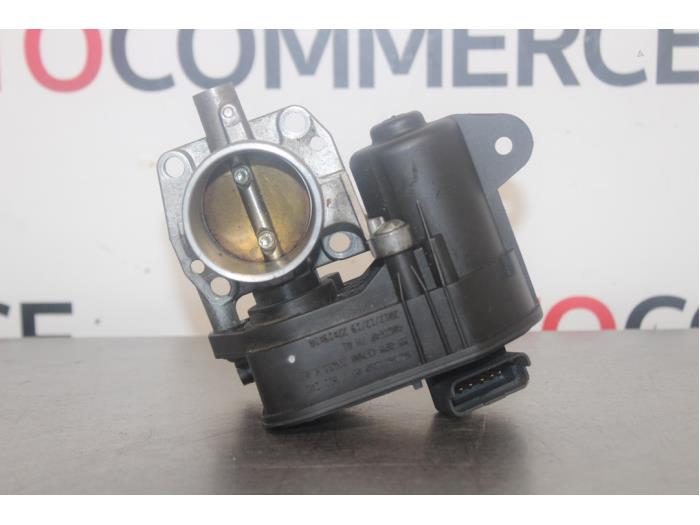 Gebrauchte Drosselklappengehäuse Peugeot 208 I (CA/CC/CK/CL) 1.2 Vti 12V PureTech 82 Preis € 20,00 Margenregelung angeboten von Autocommerce