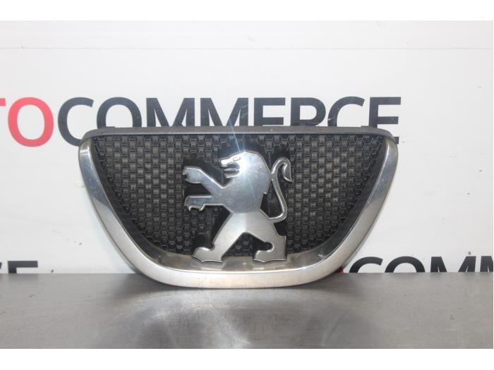 Używane Emblemat Peugeot 107 1.0 12V Cena na żądanie oferowane przez Autocommerce