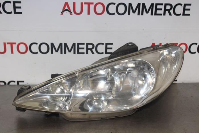 Używane Reflektor lewy Peugeot 206 CC (2D) 2.0 16V Cena € 40,00 Procedura marży oferowane przez Autocommerce