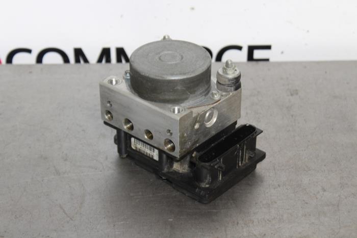 Begagnade ABS-pump Renault Clio III (BR/CR) 1.2 16V TCe 100 Pris € 20,00 Marginaltabell erbjuds av Autocommerce