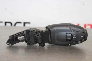Used Steering wheel mounted radio control Renault Clio III (BR/CR) 1.2 16V TCe 100 Price on request offered by Autocommerce