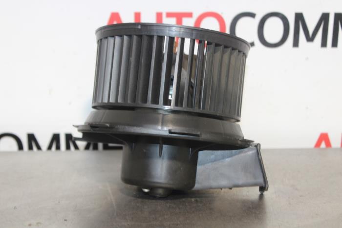 Heating and ventilation fan motor from a Peugeot 206+ (2L/M) 1.1 XR,XS 2009