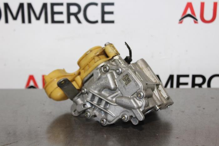 Oil pump from a Renault Megane IV Estate (RFBK) 1.2 Energy TCE 130 2018