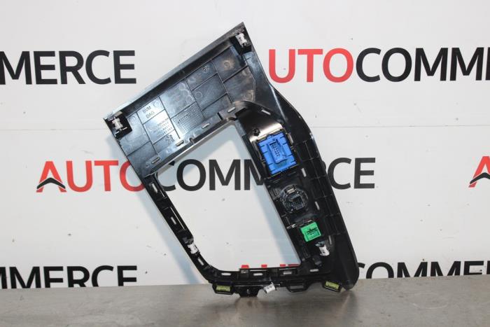 Middle console from a Peugeot 5008 II (M4/MC/MJ/MR)  2019