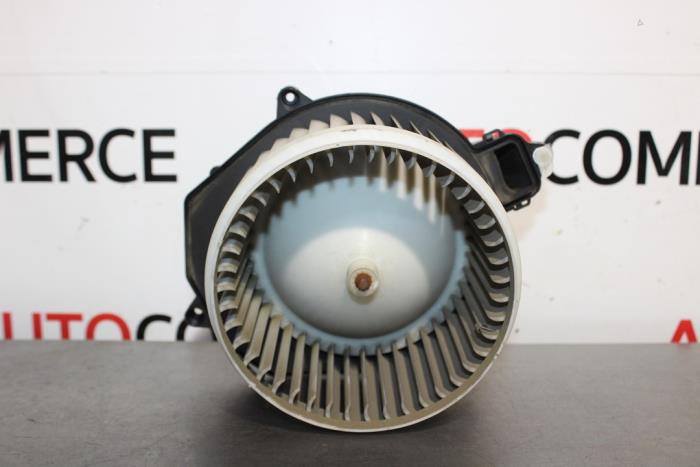 Heating and ventilation fan motor from a Citroën Berlingo 1.6 VTi 95 16V 2013
