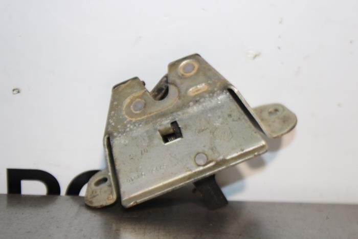 Tailgate lock mechanism from a Peugeot 107 1.0 12V 2007
