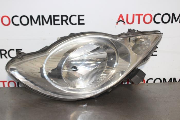 Używane Reflektor prawy Peugeot 107 Cena € 40,00 Procedura marży oferowane przez Autocommerce
