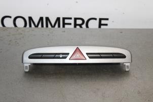 Usagé Commutateur éclairage d'urgence Peugeot 308 (4A/C) 1.6 HDi 16V Prix sur demande proposé par Autocommerce