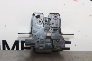 Used Tailgate lock mechanism Renault Clio III (BR/CR) 1.2 16V 75 Price € 20,00 Margin scheme offered by Autocommerce