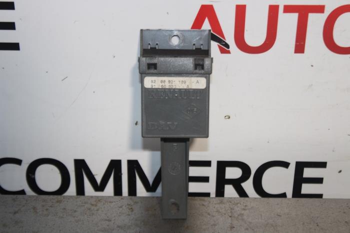 Central door locking module from a Renault Trafic New (FL) 1.9 dCi 100 16V 2006