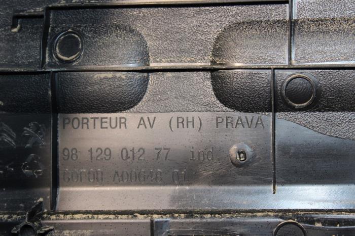 Tapizado de puerta de 4 puertas derecha delante de un Citroën C3 (SX/SW) 1.2 Vti 12V PureTech 82 Van 2021